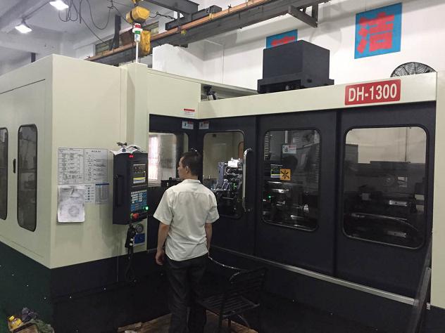 قالب حقن البلاستيك CNC machine.jpg